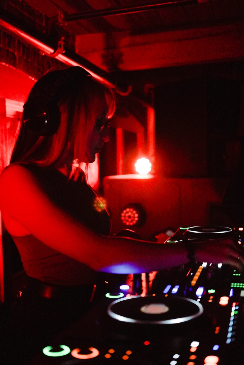 br1bytes at the decks in the red booth