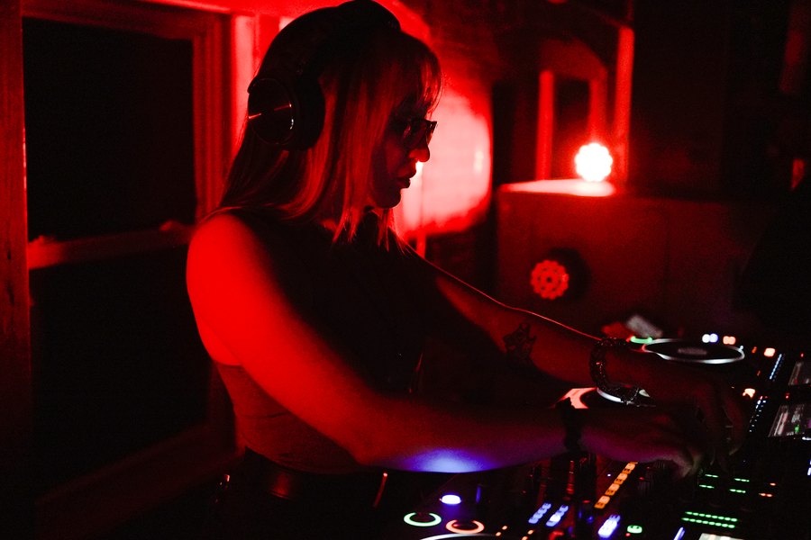 bribytes under the red lights