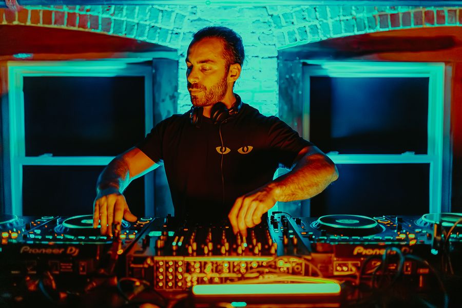 Max Lagardi in the blue room