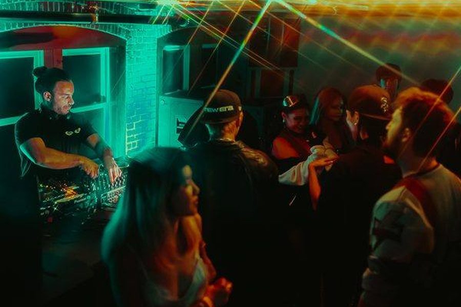 Max Lagardi in the crowd light