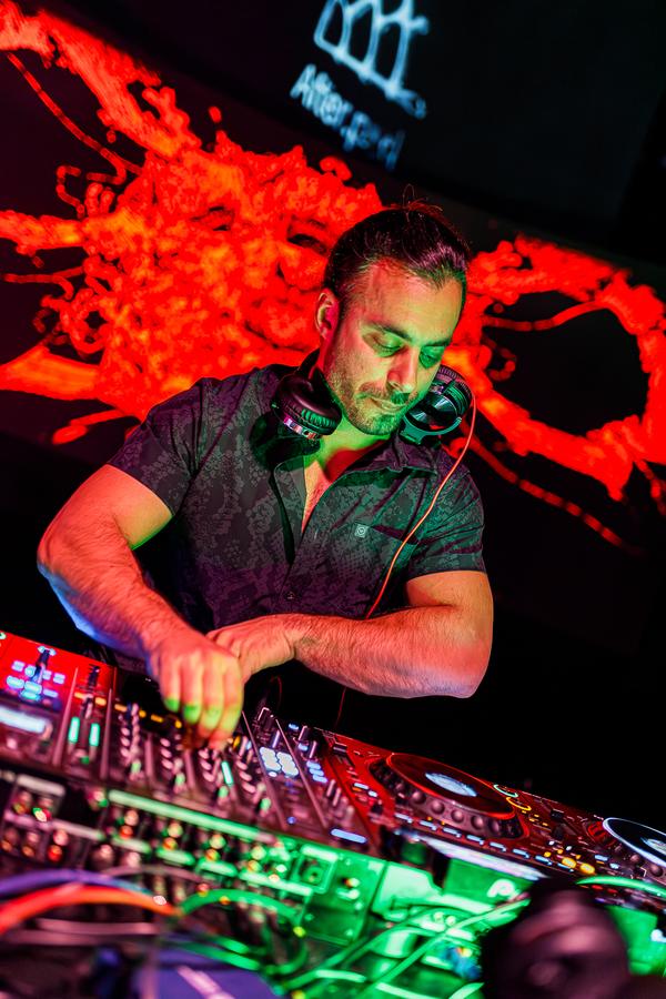 Max Lagardi performing