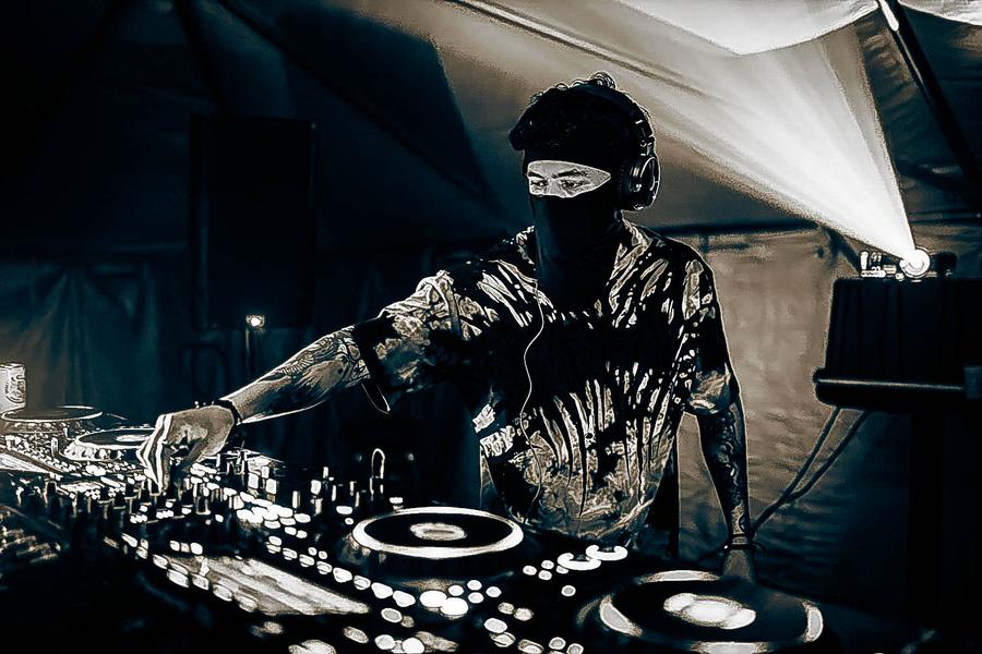 ryzl masked under the tent